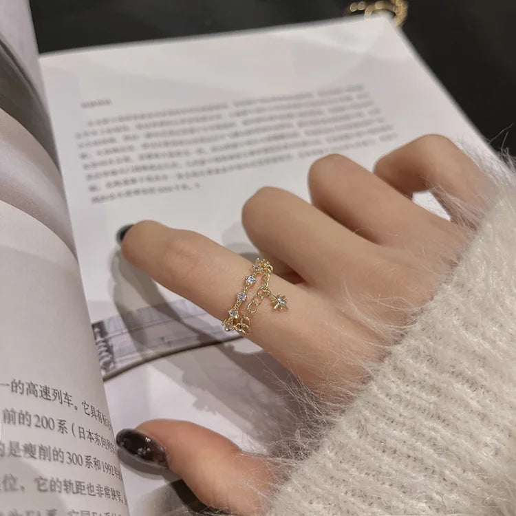 Dainty golden hexagram chain ring for women. Stylish and sophisticated finger jewelry.