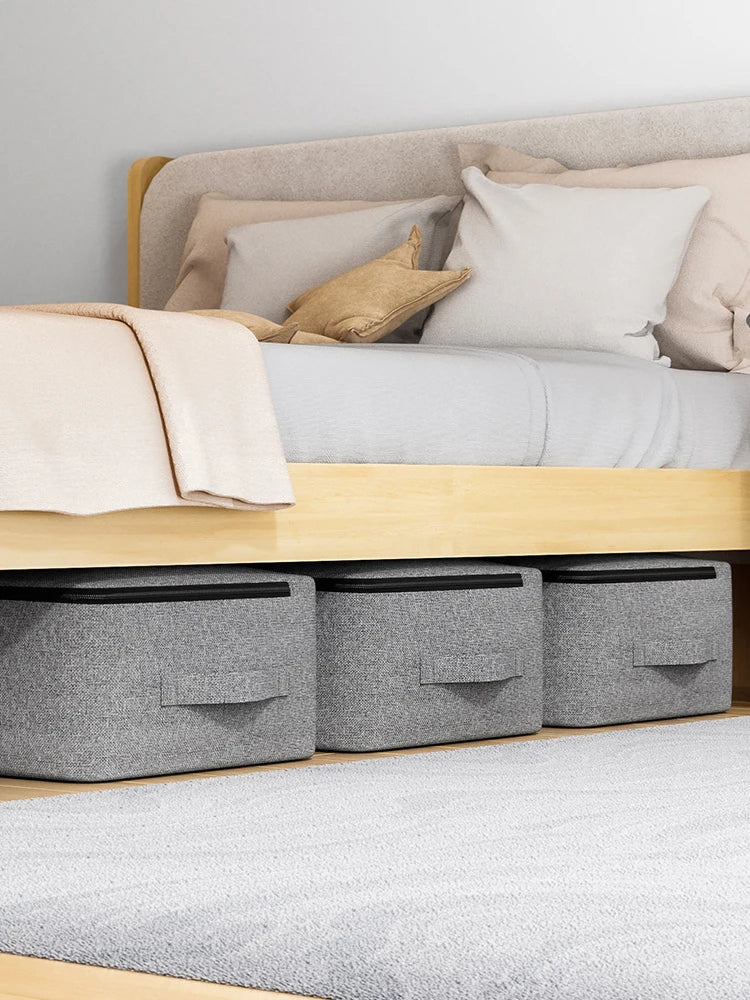 Practical gray underbed storage bag for home organization. Ideal for clothes, bedding, and shoes.