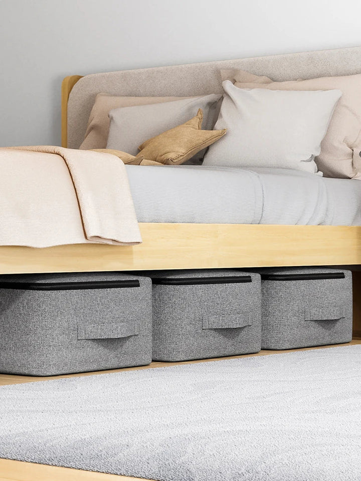 Practical gray underbed storage bag for home organization. Ideal for clothes, bedding, and shoes.
