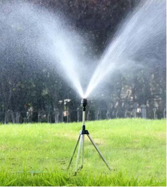 Outdoor 360° garden sprinkler delivering wide coverage for lush green lawns & vibrant, healthy plants.
