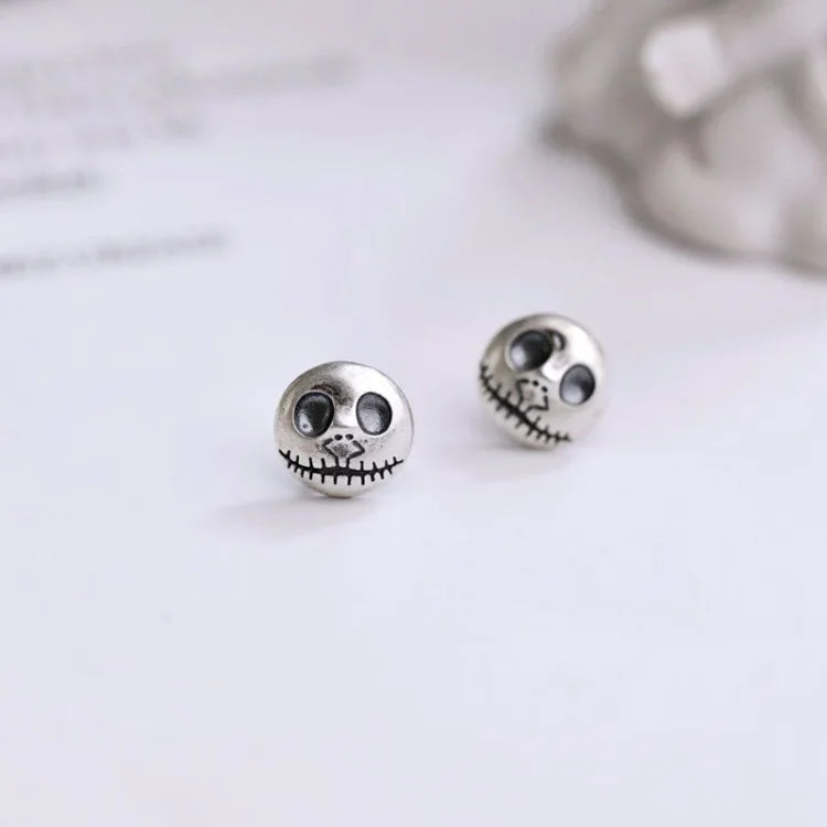 Handcrafted women's jewelry: Pumpkin skull earrings with intricate design, ideal for Halloween or unique style.