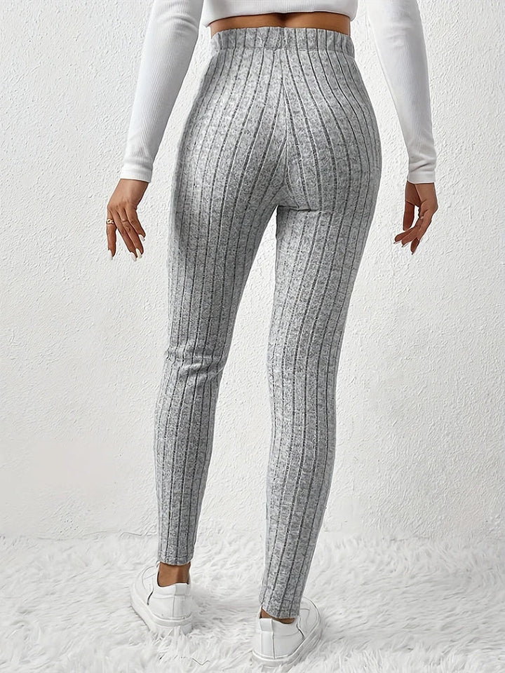 Versatile high-rise ribbed women's leggings, ideal for everyday style with a modern, comfortable fit.