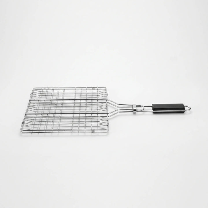 Portable hinged grilling basket, ideal for camping and outdoor cooking, ensures easy flipping & even grilling.
