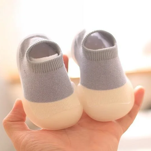 Flexible sole FreeStep barefoot sneakers for kids, ideal for natural movement, growth & active play.