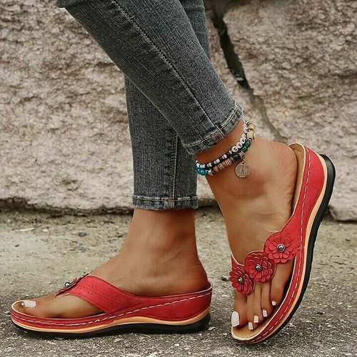 Casual slip-on ladies' sandals, floral detail, perfect for summer, beach, or everyday comfort.