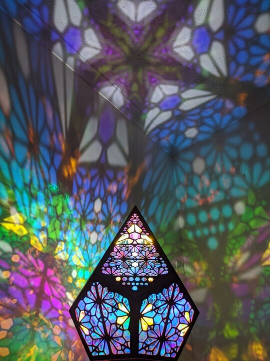 Elegant LED table lamp featuring stained glass look & starry projection. Enhances room decor with ambient light.