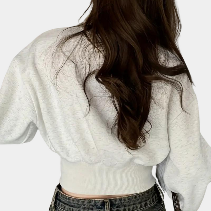 Relaxed light grey women's sweater, comfortable loose fit for cozy everyday wear and chic casual style.
