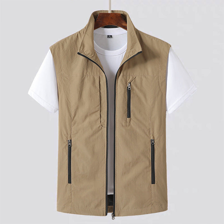 Stylish men's sleeveless jacket, a lightweight multi-pocket vest for versatile summer and spring fashion.