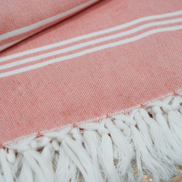 Sand-resistant, quick-dry recycled cotton beach towel, ideal for beach and travel