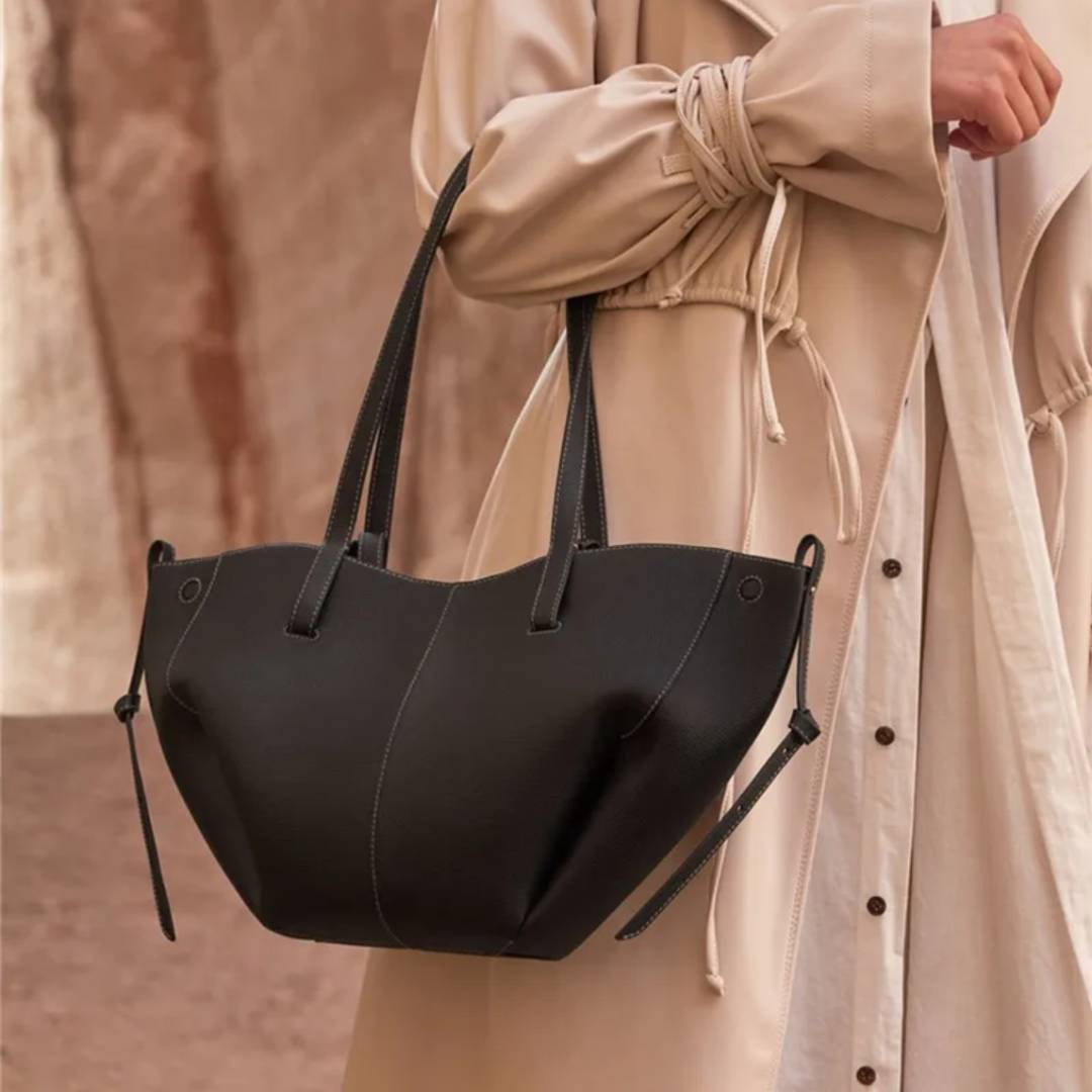 Luxurious brown leather handbag for women, an elegant daily fashion accessory and shoulder bag.