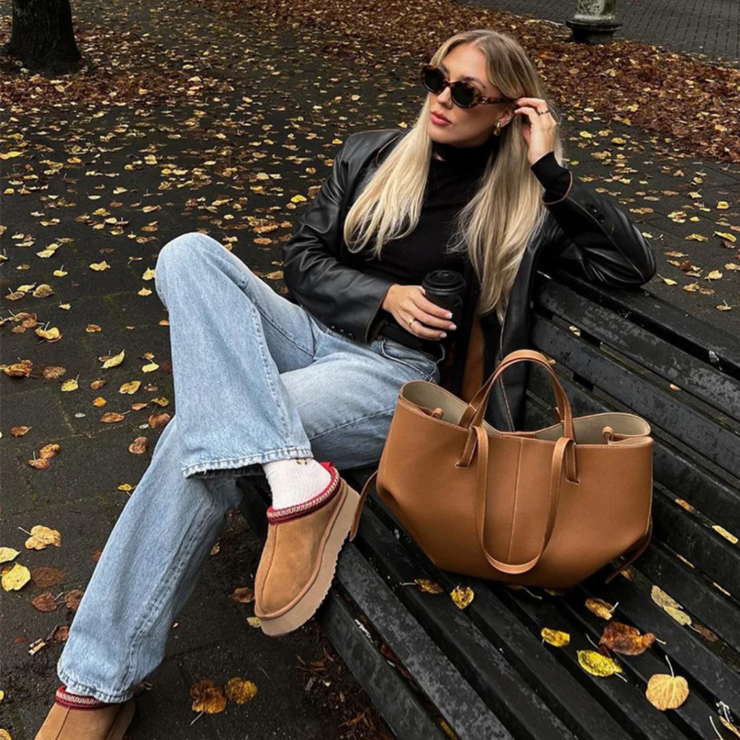 Elegant women's leather handbag, a versatile daily fashion accessory and luxury shoulder bag.