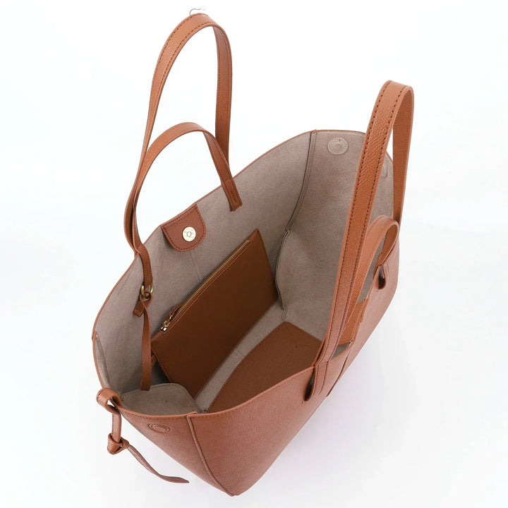 Chic women's leather shoulder bag, a luxurious and stylish daily fashion accessory for any outfit.