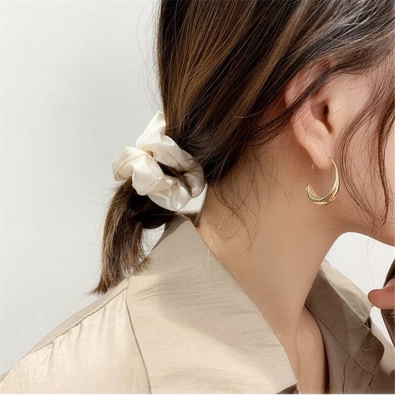 Celestina luxury hoop earrings for women, an elegant gold-plated accessory. Versatile and fashionable jewelry.