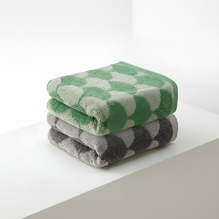 Elegant jacquard cotton bath towel, fan design, for a luxurious bathroom experience.