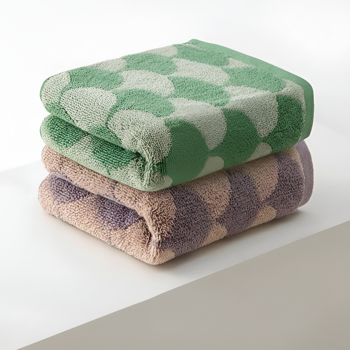 Eco-friendly organic cotton bath towel, fan design, offering superior softness and absorbency.