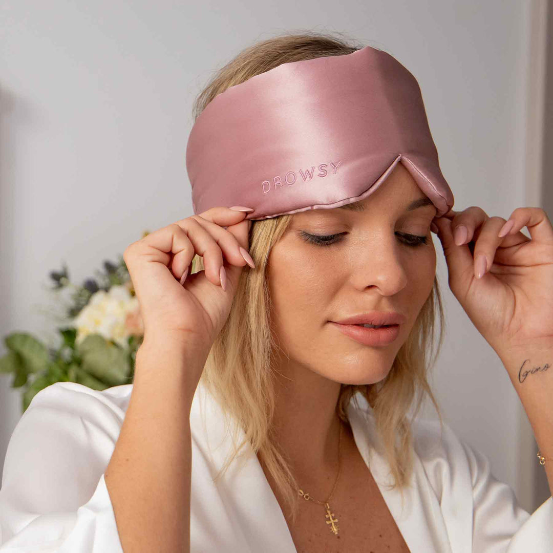 Comfortable unisex silk sleep aid, ensures total darkness for restorative deep sleep.