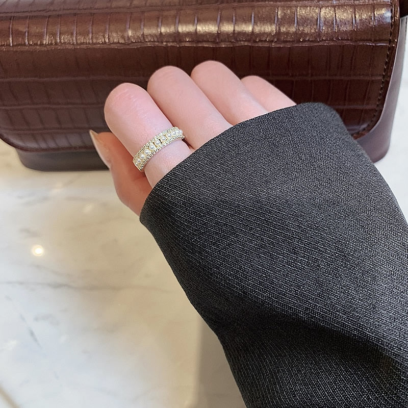 Exquisite women's gold ring with a classic pearl setting. High-quality pearl ring, a timeless and luxurious accessory.