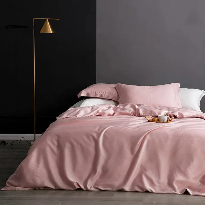 Hypoallergenic natural silk duvet cover, perfect for luxurious comfort.