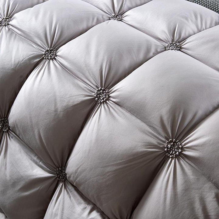 Elegant corner detail of PlumeLux luxury goose down duvet, showcasing piped edging & soft cotton fabric.