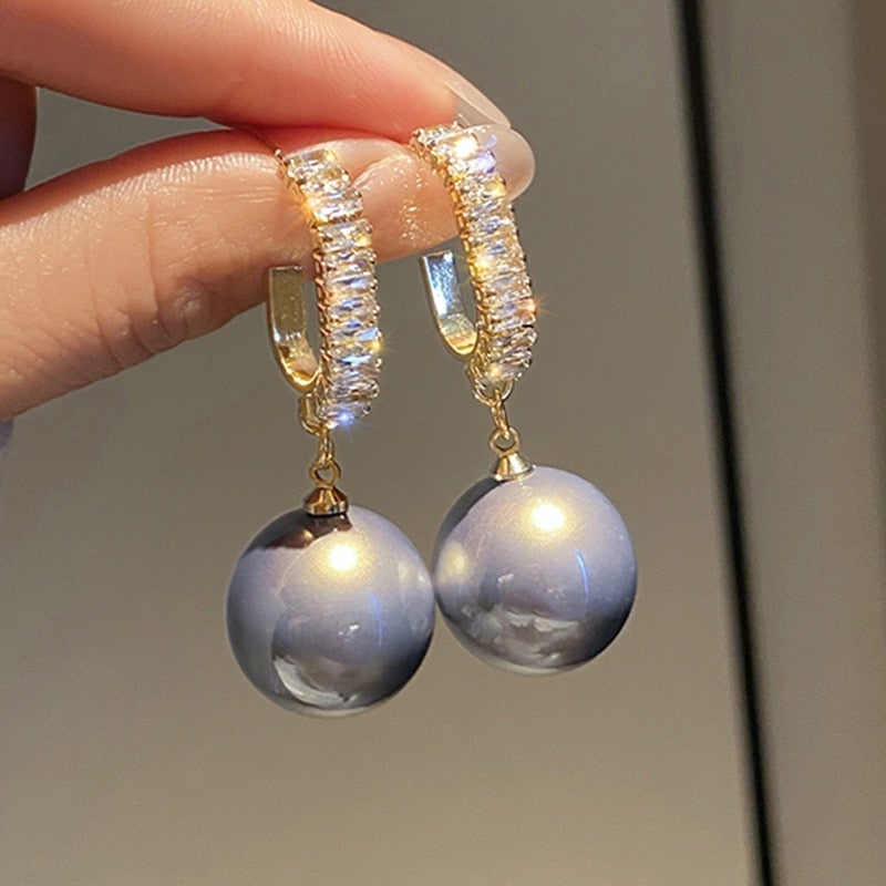 Chic women's pearl and zirconia dangle earrings, a luxurious accessory for elegant events or a special gift.
