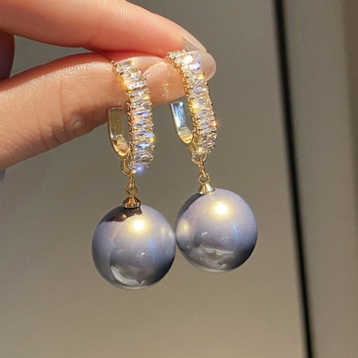 Chic women's pearl and zirconia dangle earrings, a luxurious accessory for elegant events or a special gift.