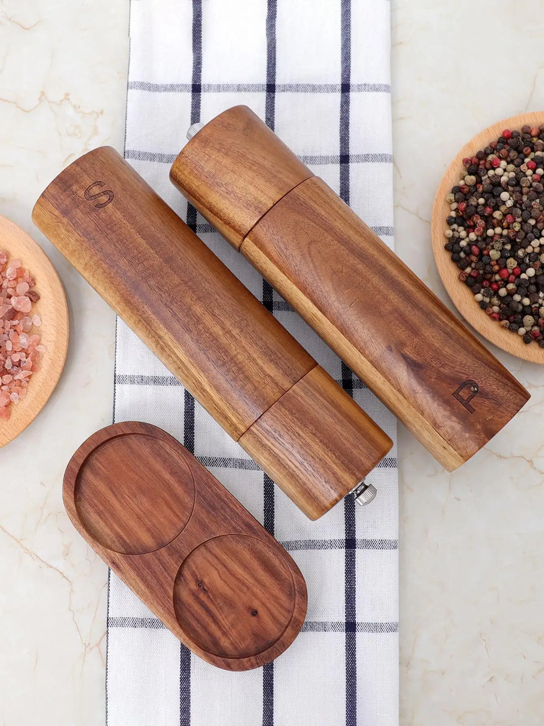 Luxury wooden salt & pepper mill set with elegant tray. Perfect for dining decor & kitchen seasoning.