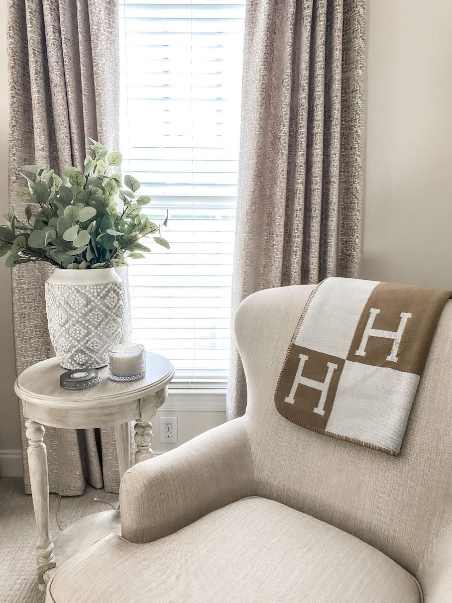 Premium quality plaid throw in wool and cashmere, a cozy and warm blanket for ultimate comfort.