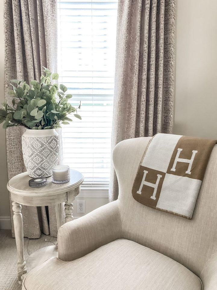 Premium quality plaid throw in wool and cashmere, a cozy and warm blanket for ultimate comfort.