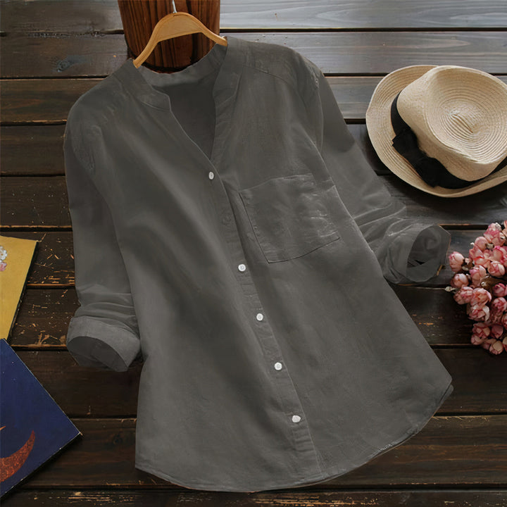 Maëlle women's short-sleeved linen blouse, a versatile and comfortable top for urban or beach looks.