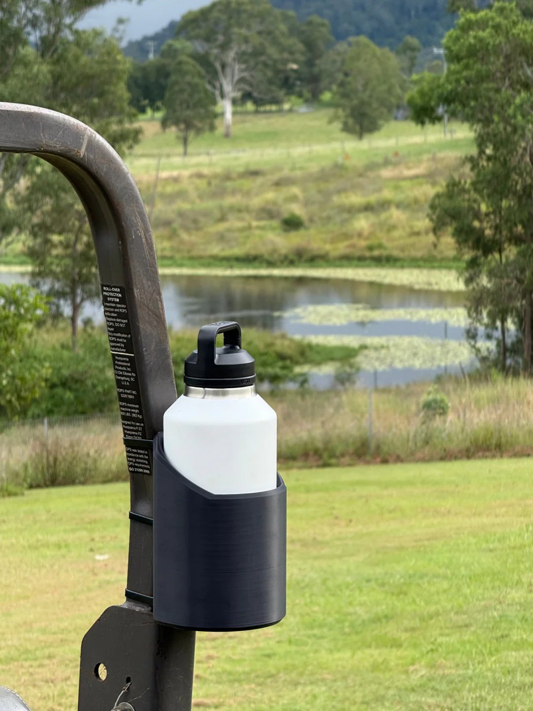 Heavy-duty magnetic bottle mount for toolboxes & gym equipment. Keeps beverages accessible in garage, workshop or gym.