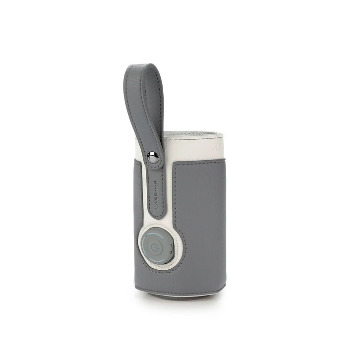 MAMAGO PRO portable baby bottle warmer charging via USB, ensuring warm milk for on-the-go infant feeding.