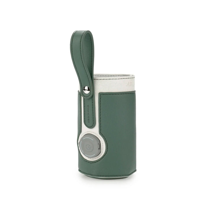 USB-powered MAMAGO PRO portable baby bottle warmer, essential baby gear for warming milk for newborns anywhere.