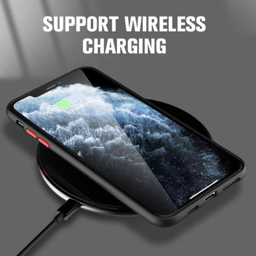 Protective iPhone case in matte black, integrated magnets for MagSafe, effective drop and impact shield