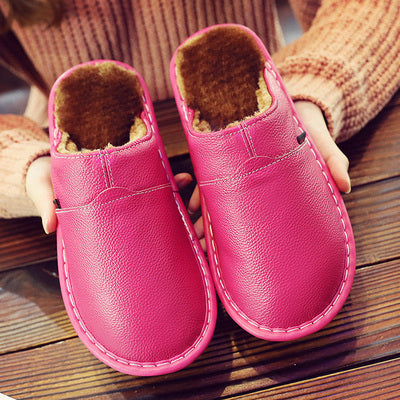 Plush, comfortable men's Matthias waterproof slippers. Easy slip-on design for warm, casual indoor wear.