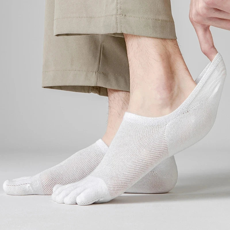 Invisible men's toe socks (3-pack) for discreet, breathable comfort in any footwear.