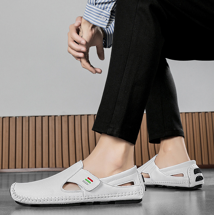 Practical men's walking sandals, adjustable for comfort and ideal for summer casual wear.