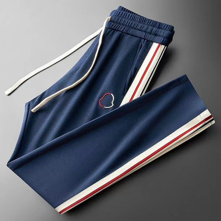Dynamic men's tracksuit for training, sports, or casual wear. Sleek Aero Fit, contemporary style.