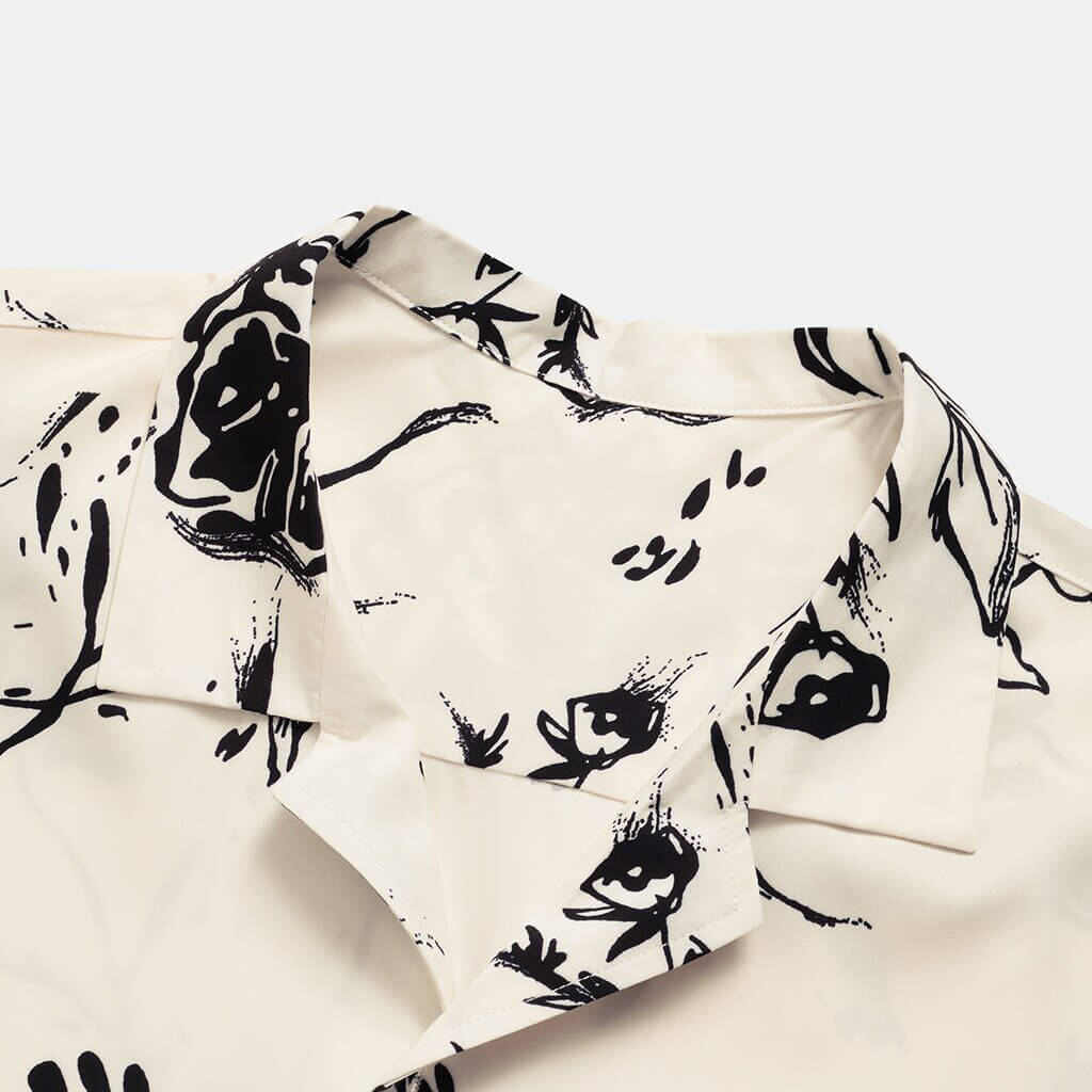Holiday-ready men's tropical print shirt, short sleeve and breathable polyester, for relaxed summer days