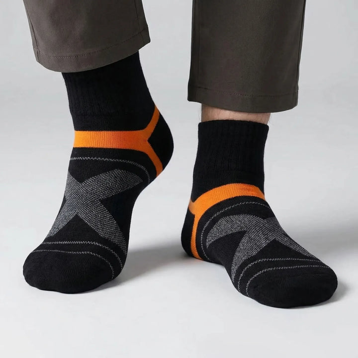 Men's sports ankle socks with arch support & breathable fabric, ideal for running & gym workouts.
