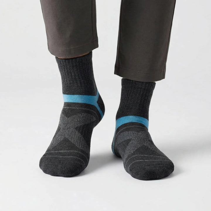 Performance men's ankle running socks, featuring moisture-wicking & strategic cushioning.