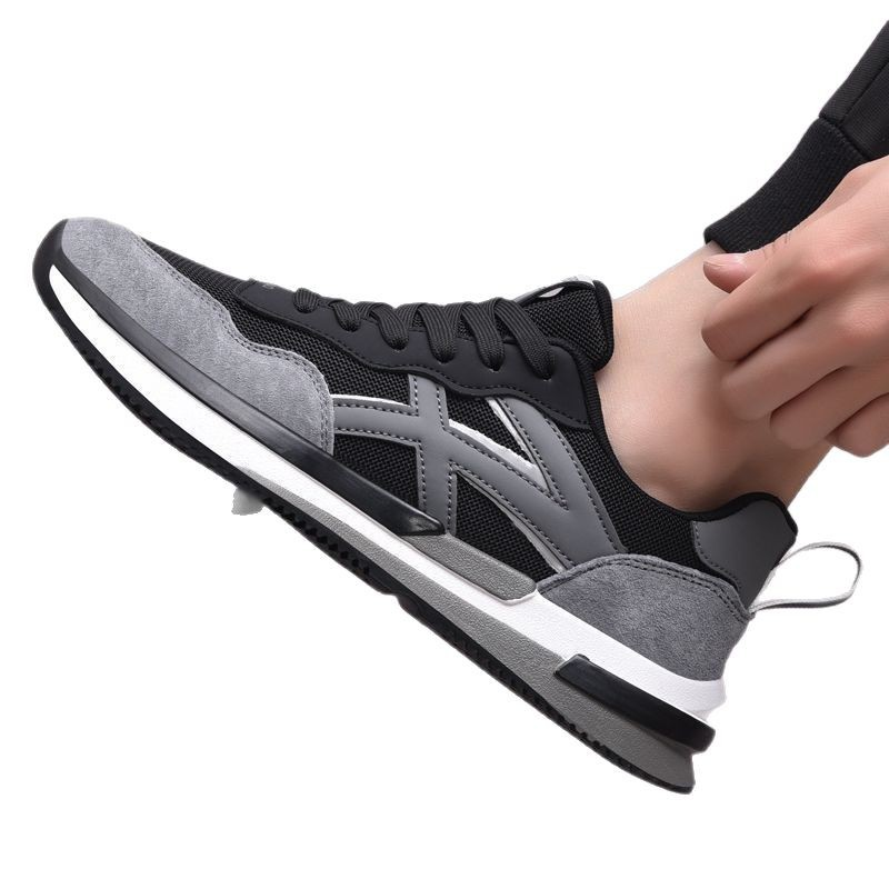 Rear view of men's athletic sneakers, Apollo-inspired, highlighting lightweight design & stability.