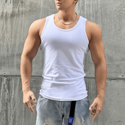 Close-up of the breathable fabric on a men's quick-dry fitness t-shirt, perfect for summer.