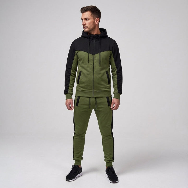 Performance men's tracksuit made of polyester, suitable for all athletic activities