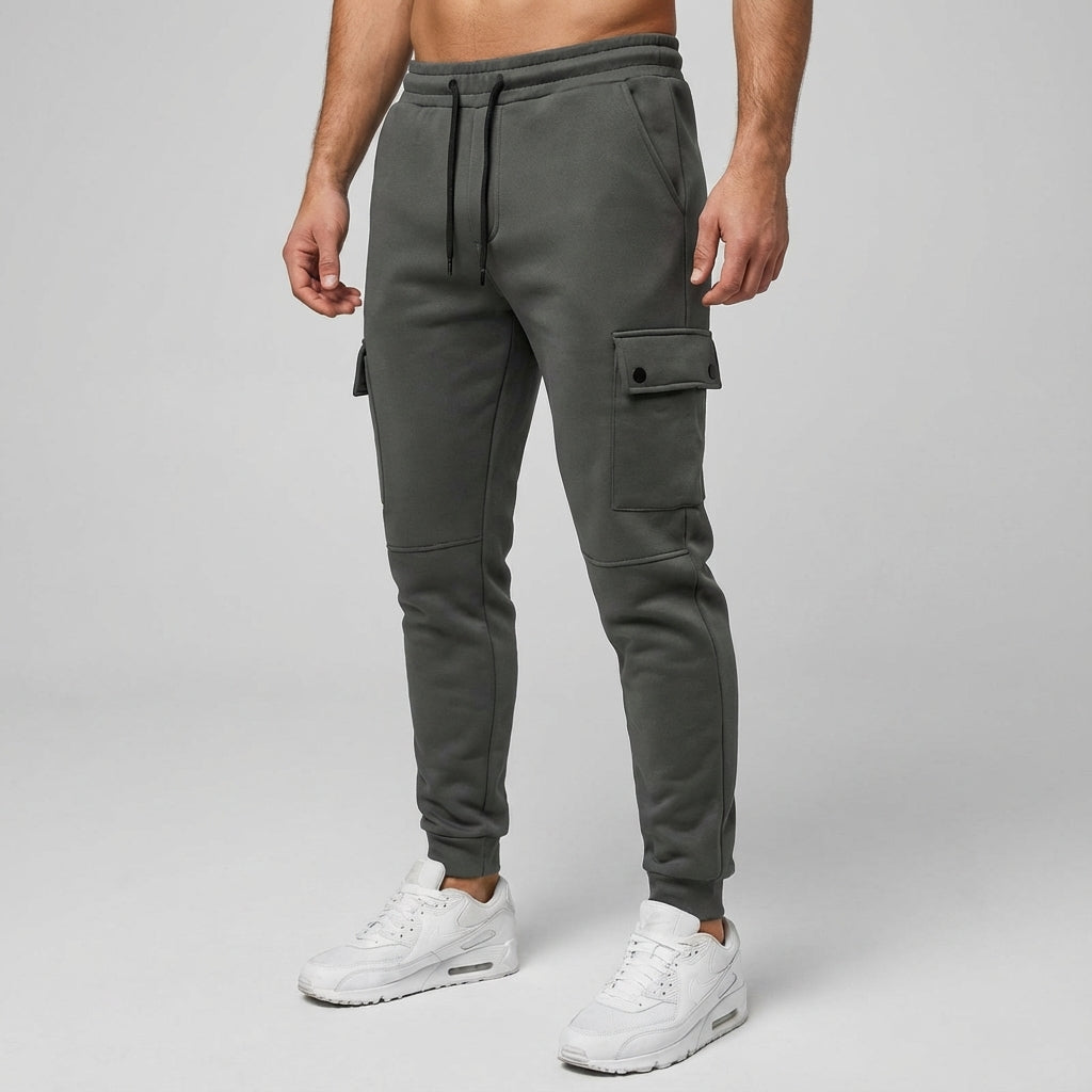 Men's cropped cargo trousers in a versatile color, featuring an elastic waistband and cuffs