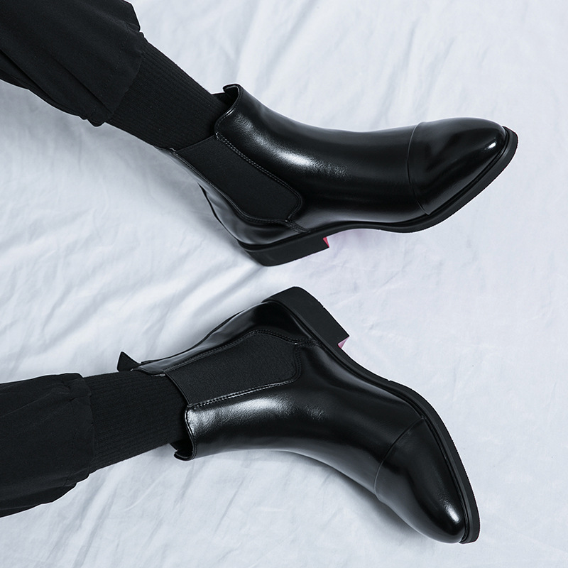 Sharp men's Chelsea boots, made with premium leather, standing out with their signature red sole.