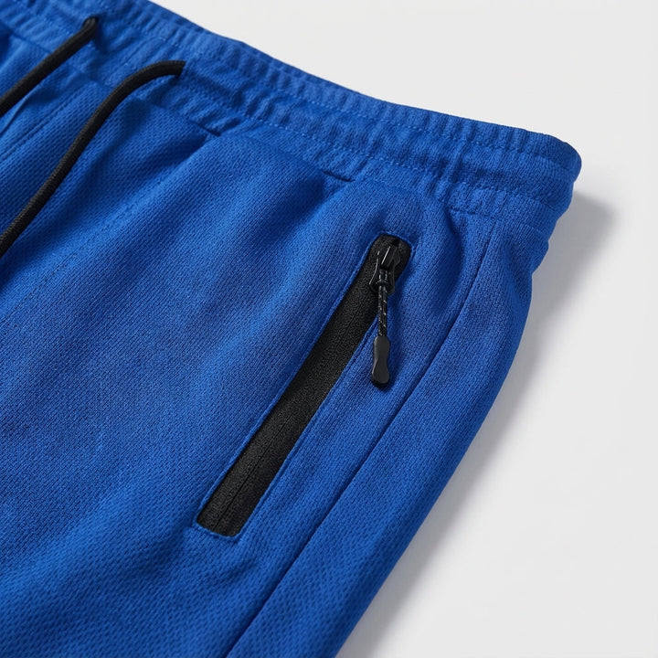 Elastische Fitnessshorts for men, black, with practical zipper pocket, suited for gym, running & training.