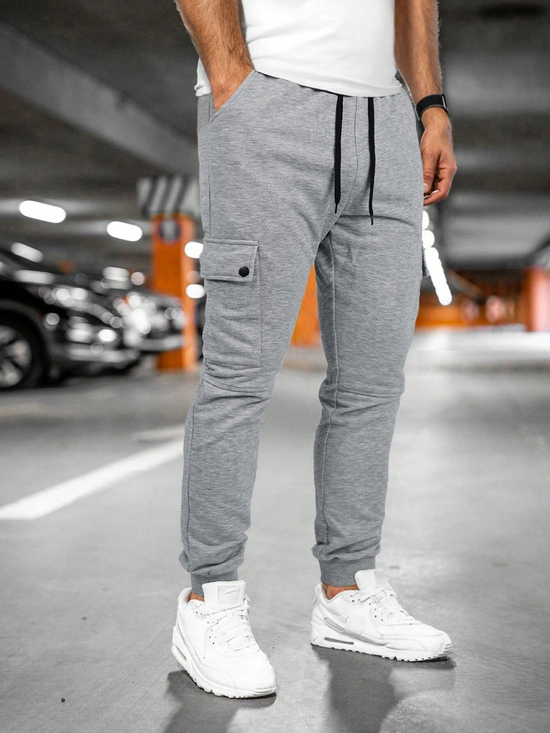 Trendy men's slim-fit streetwear pants, a must-have for modern casual and athletic fashion.
