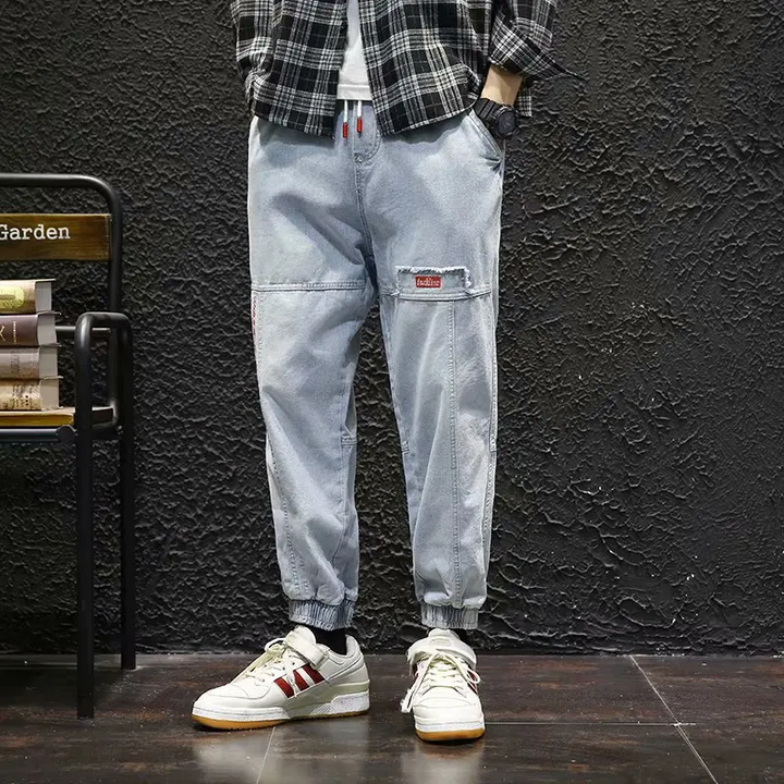Detail of adjustable waistband & tapered cuffs on men's jogger pants, ensuring comfort & style.