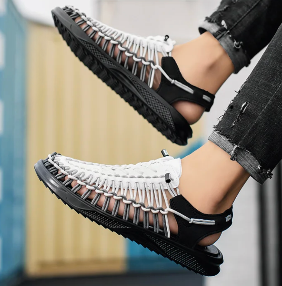 Men's outdoor walking shoes, ideal for summer.