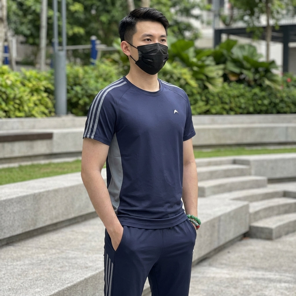 Men's breathable two-piece training set in comfort fit, ideal for gym or loungewear.